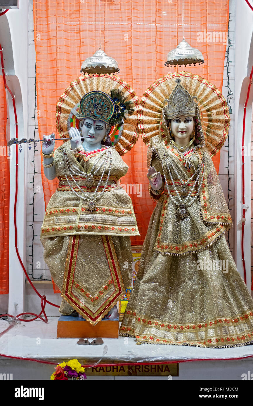 Le statue di divinità e Rhada Krishna. A Satya Narayan Mandir Hindu Temple in Elmhurst, Queens, a New York City Foto Stock