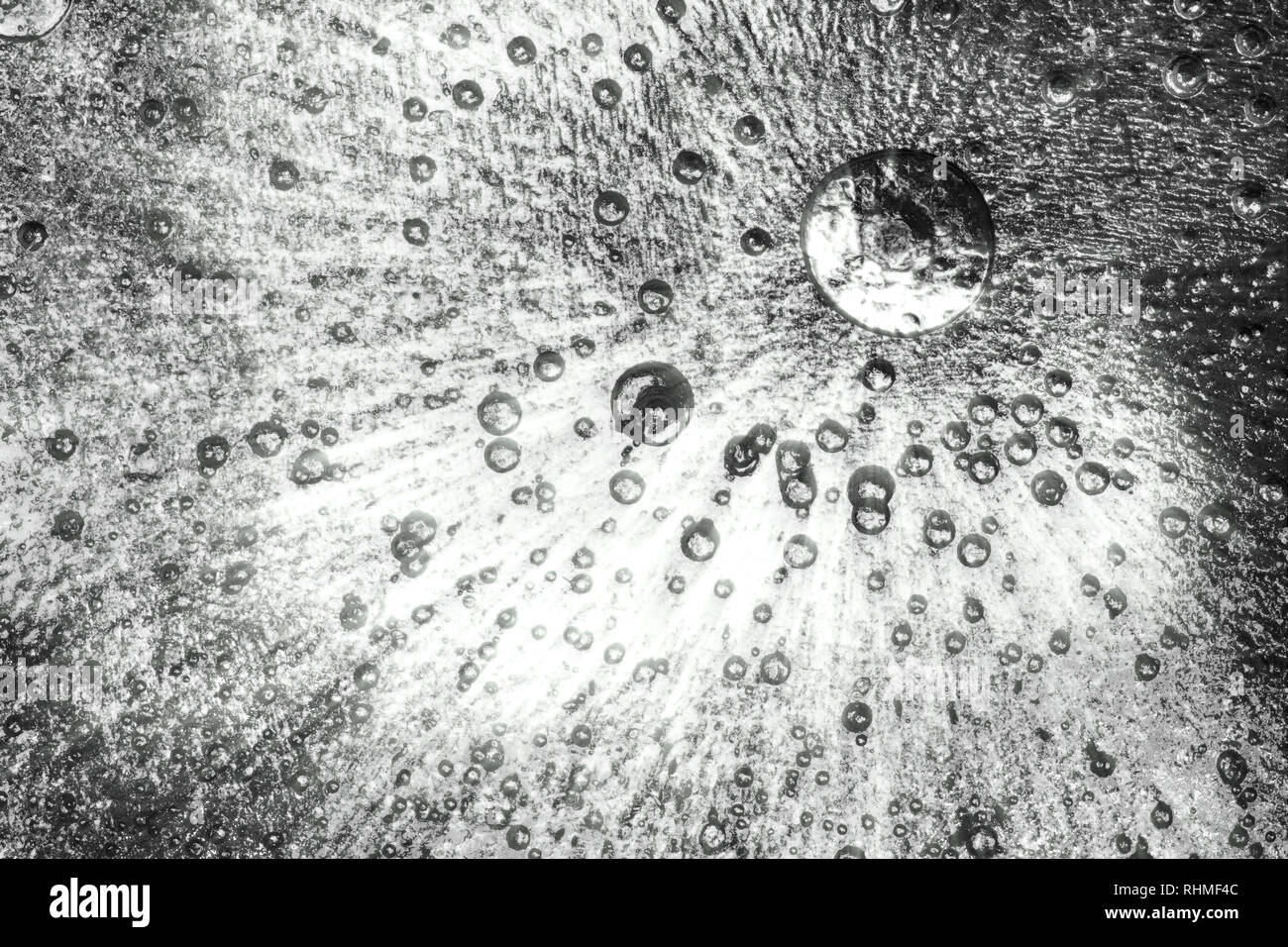 Congelati i cristalli di ghiaccio con belle in bianco e nero. Grandi e piccole bolle d'aria intrappolate in tutto il ghiaccio. Foto Stock