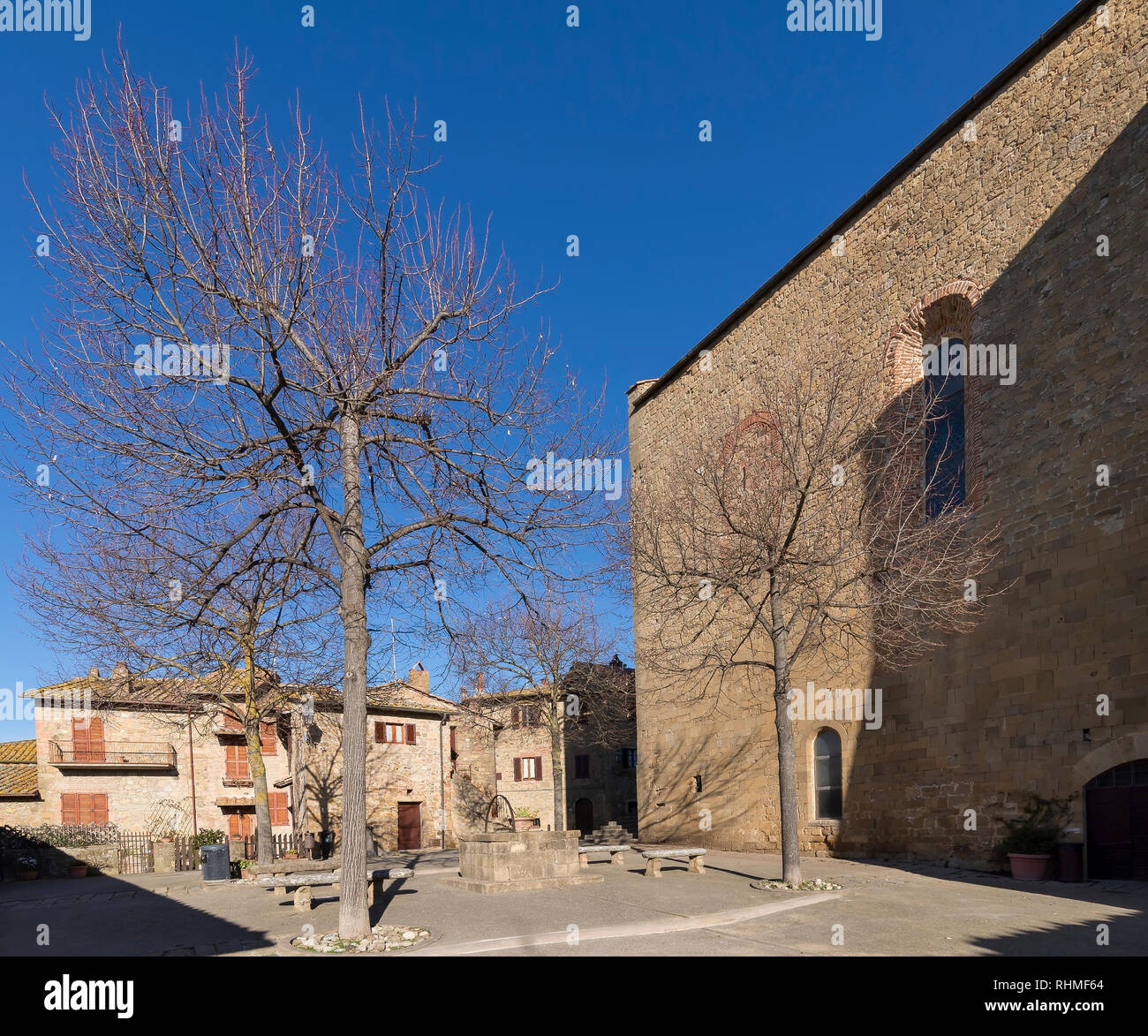 Piazza Commenda nel borgo medievale di Monticchiello senza persone a Siena, Toscana, Italia Foto Stock