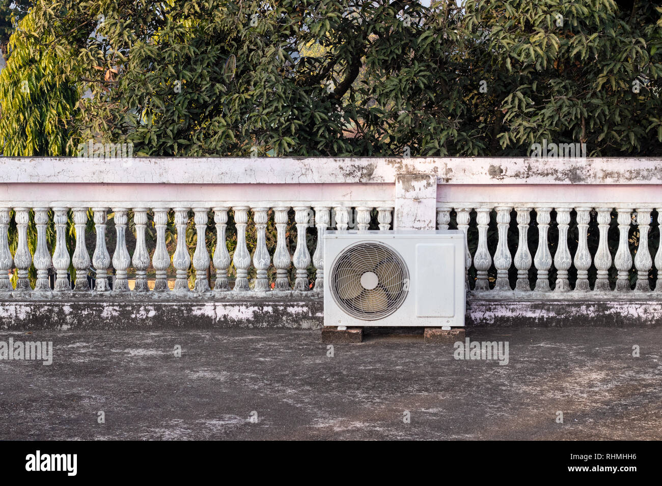 Il condizionatore d'aria giacente o installato in casa le tracce Foto Stock