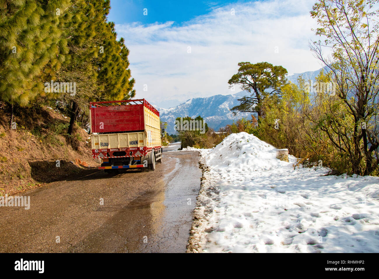 Strada panoramica attraverso la valle di banikhet dalhousie Himachal Pradesh con neve montagna e alberi. La guida in salita panoramica strada inverno corsa c Foto Stock