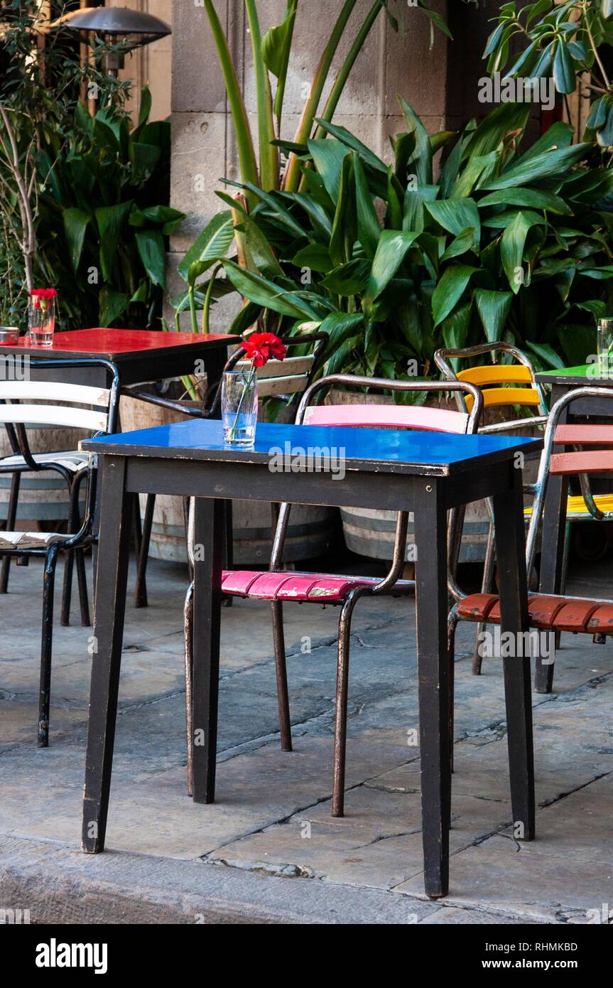 Street cafe con colorati tavoli e sedie in Barcellona, Spagna Foto Stock