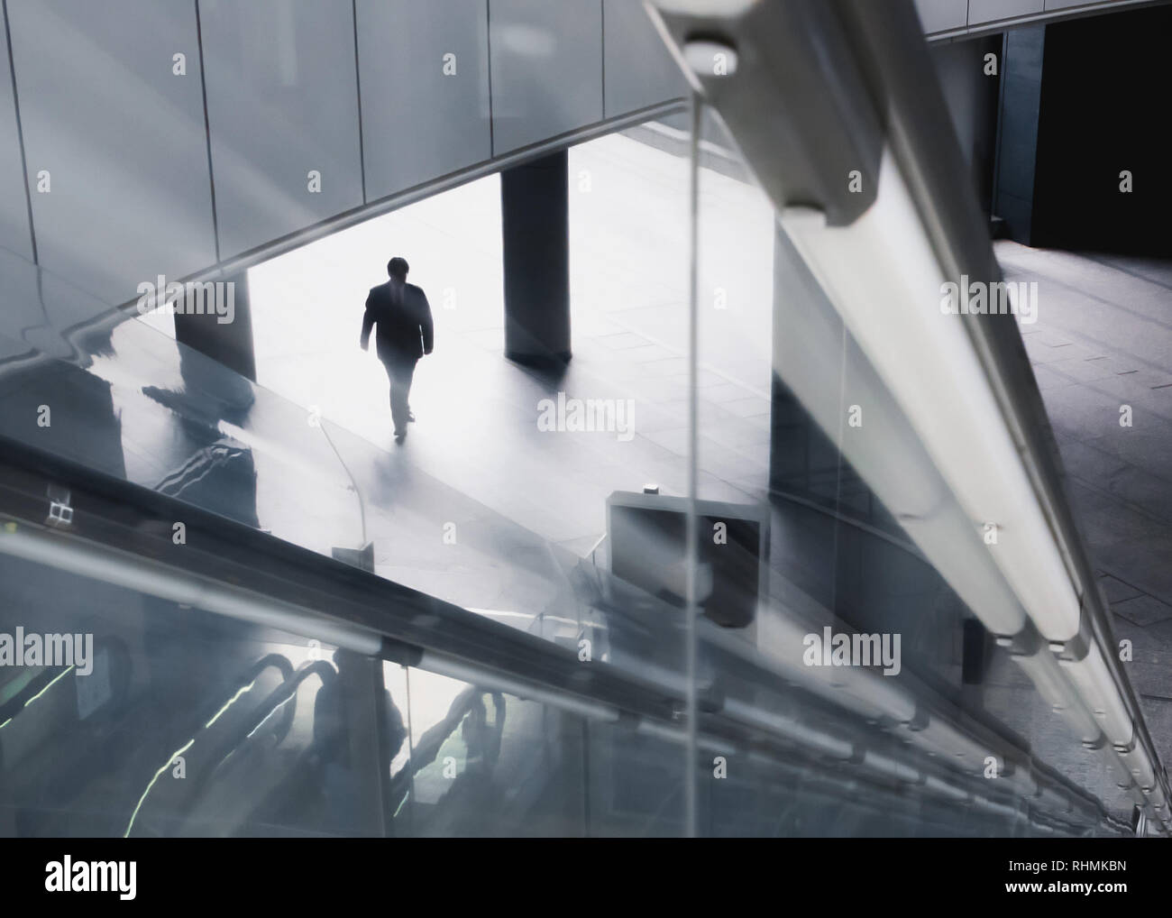 Business man walking in area urbana Foto Stock