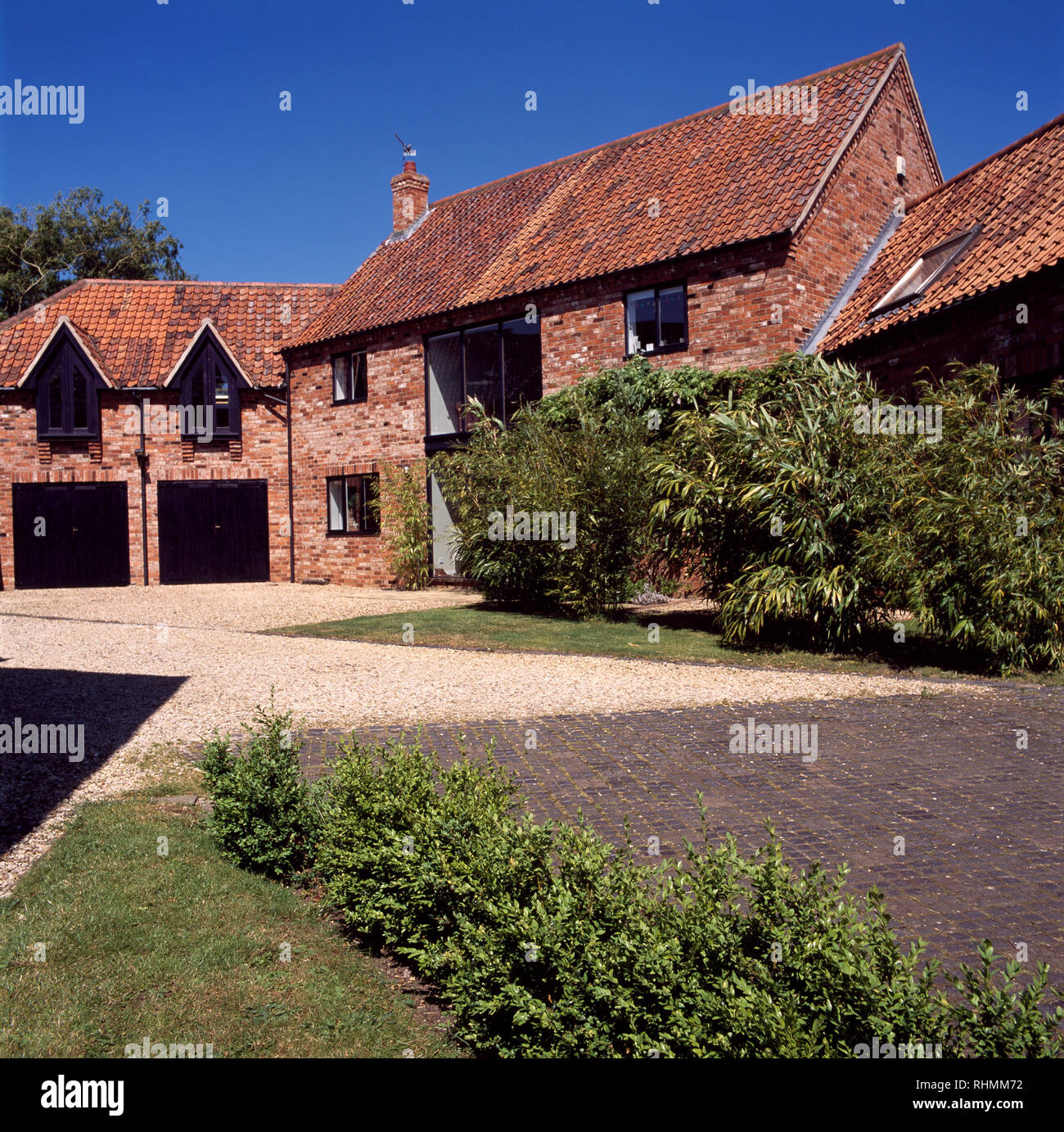 Esterno della casa recentemente ristrutturata con integral garage doppio Foto Stock