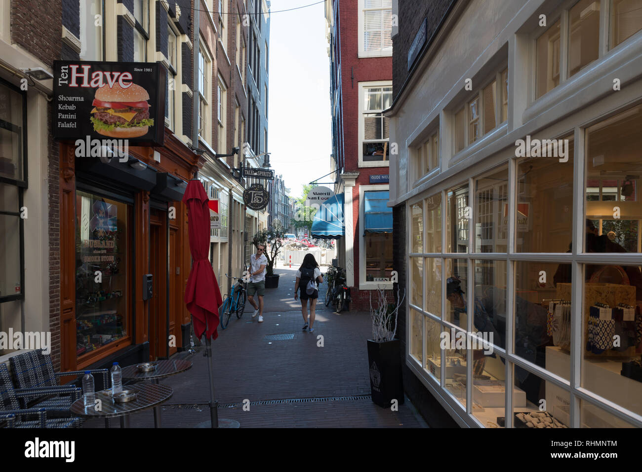 Amsterdam, Paesi Bassi - 28 Giugno 2018 : Una strada ad Amsterdam con molti negozi commerciali e persone camminare Foto Stock