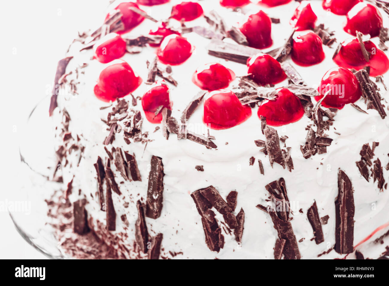 Anniversario della torta della Foresta Nera di close-up. Home reso Foret Noire la torta con panna montata, ciliegie e cioccolato Foto Stock