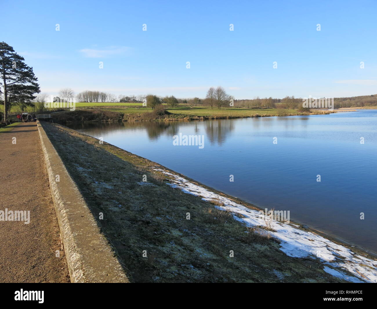 Una scena invernale al serbatoio, parzialmente congelato nei primi giorni di febbraio; Sywell Country Park, Northamptonshire Foto Stock