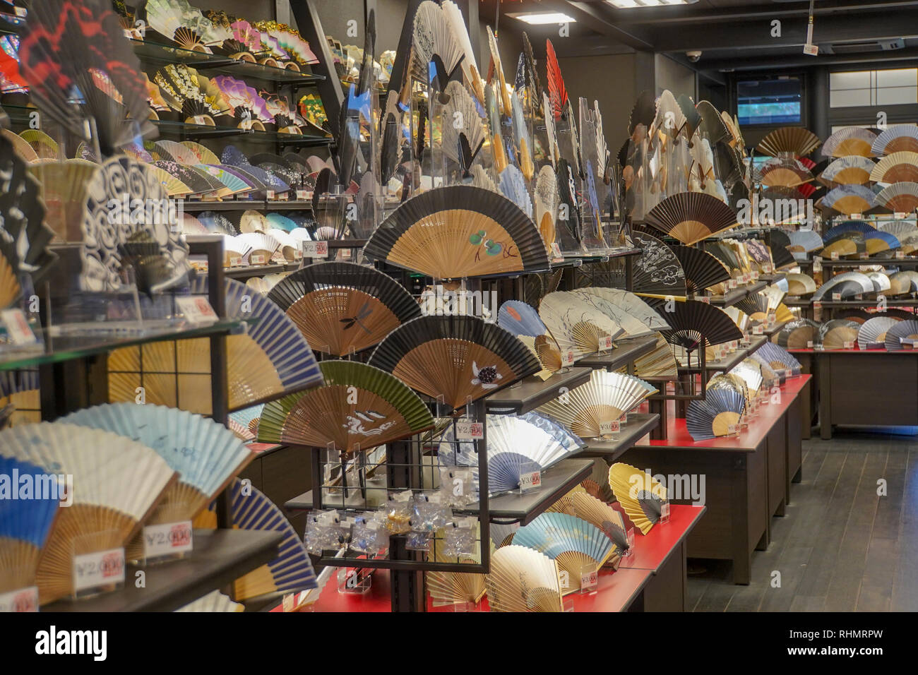 Riso giapponese i fan di carta sul display in un Fan Shop. Fotografato in Giappone, Kyoto, Foto Stock