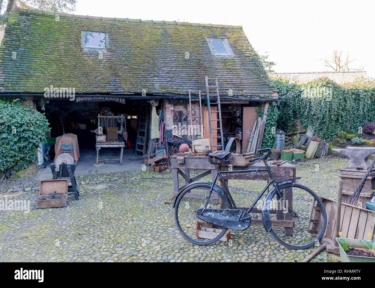 05 Aprile 2018 - Una giornata di sole sul filmset DELLA SERIE TV "La Guerra dei mondi" nel grande Budworth, Cheshire, Inghilterra, Regno Unito Foto Stock