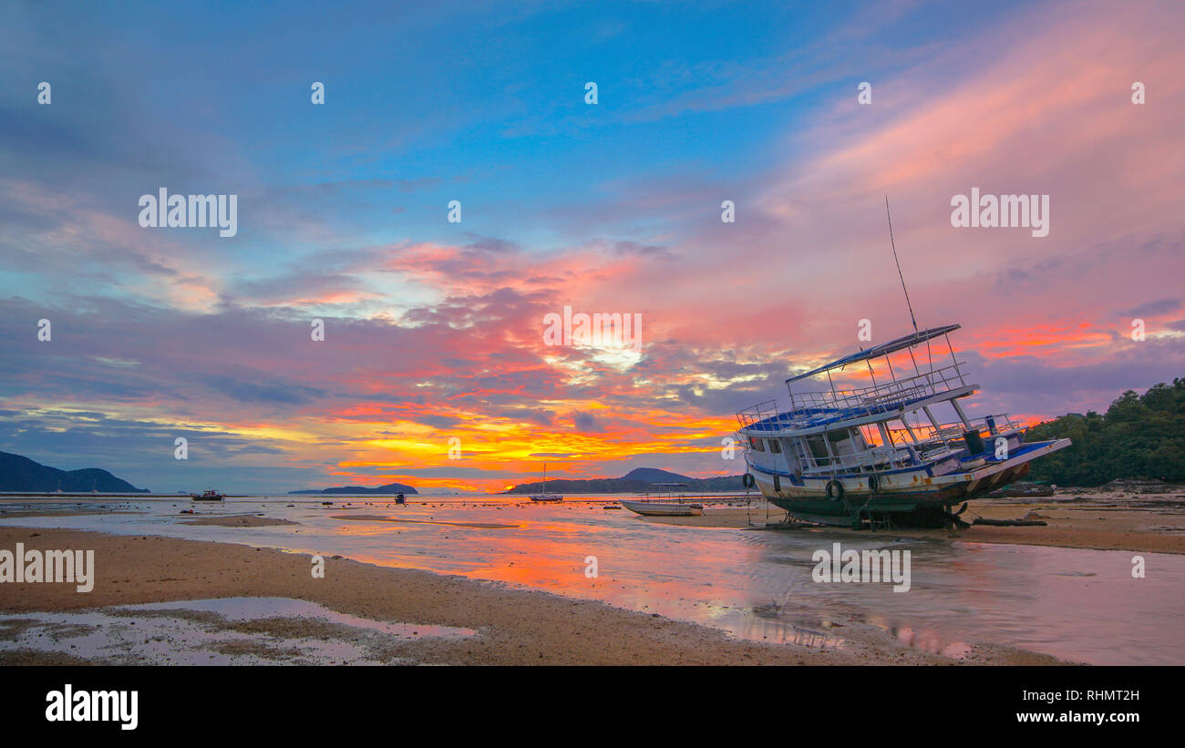 Bellissimo cielo di sunrise al di sopra di barche da pesca in Rawai Phuket Thailandia. Foto Stock