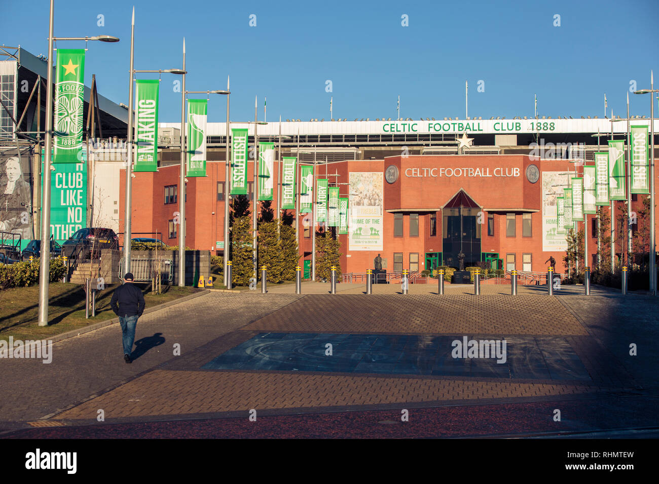 Ventola celtica camminando verso l'ingresso al Celtic Park Stadium Foto Stock