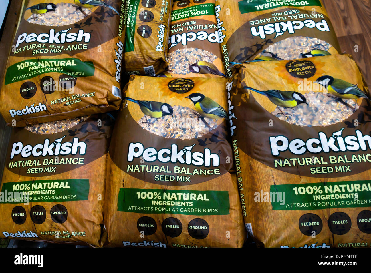 Una pila di sacchi di grandi dimensioni di un certo languorino. marchio di uccelli selvatici cibo per la vendita in un garden center in North Yorkshire, Inghilterra Foto Stock