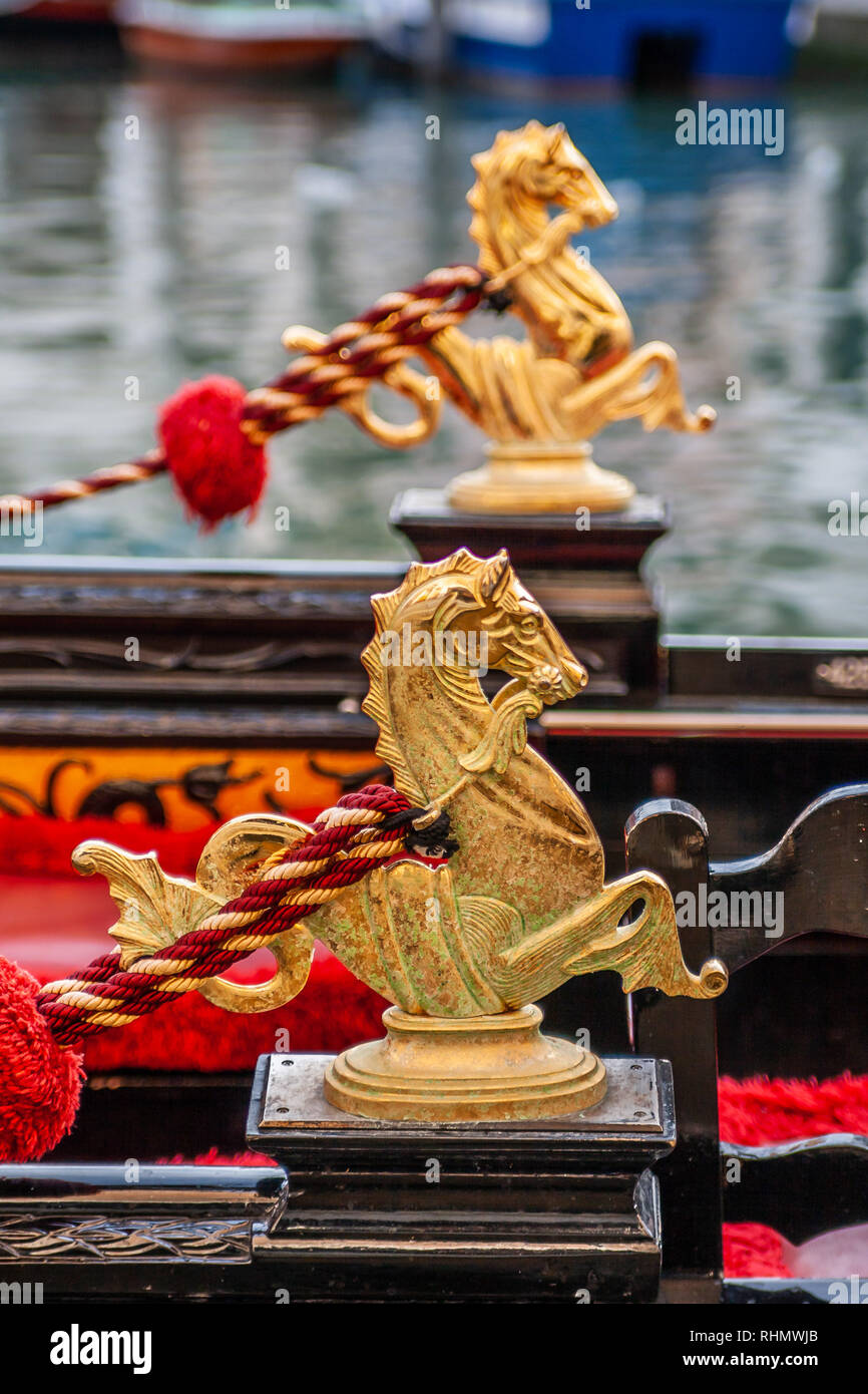 Dettaglio di un tradizionale golden gondola veneziana forcole, storica famosa imbarcazione dettaglio Foto Stock