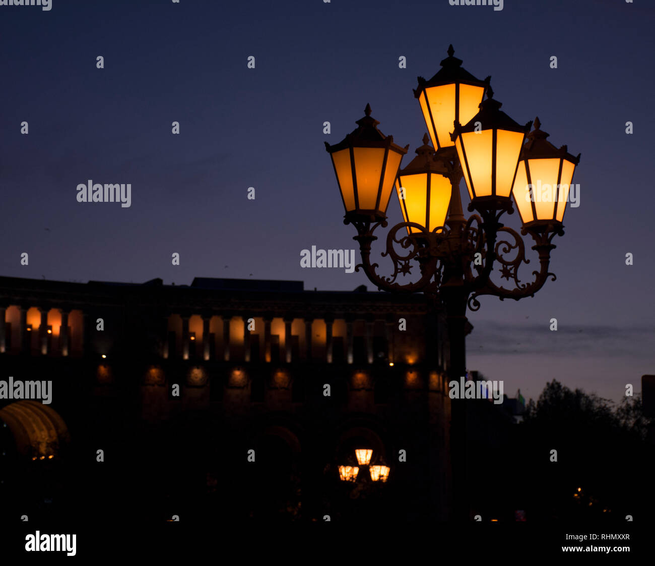 Un lampione al tramonto, silhouette della lampada. Lampione di notte. Una luminosa strada lampade al tramonto. Lampade decorative. Armenia Foto Stock