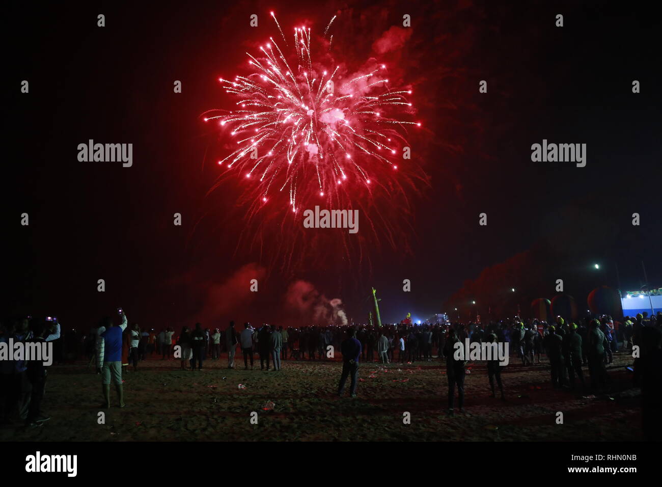 Cox's Bazar, Bangladesh - Febbraio 01, 2019: una jam-packed folla In Cox bazar spiaggia mare gode di uno spettacolo di fuochi d'artificio, come parte della nazionale di Kite Foto Stock