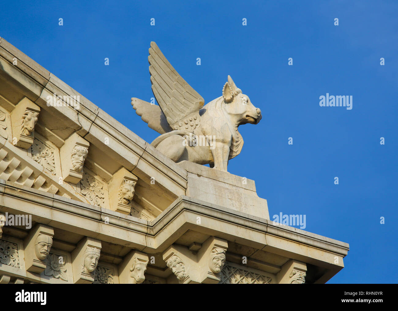 La scultura di un toro che simboleggia san Luca evangelista all'esterno della Cattedrale di Monaco Foto Stock