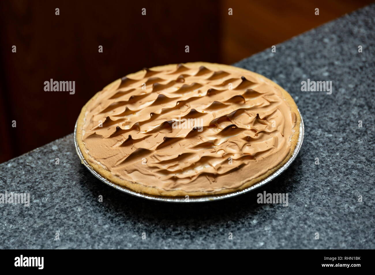 Un cioccolato torta di meringa prima che esso è stato tagliato per servire Foto Stock