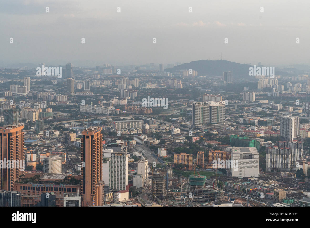 Una vista della città dalla torre Menara di Kuala Lumpur in Malesia Foto Stock