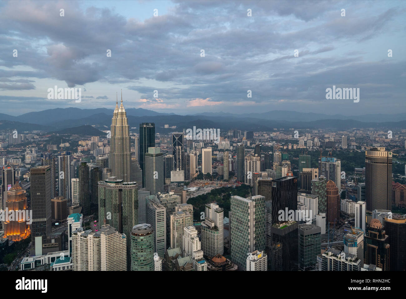 Una vista delle Petronas Twin Towers dal Menara torre di Kuala Lumpur in Malesia Foto Stock