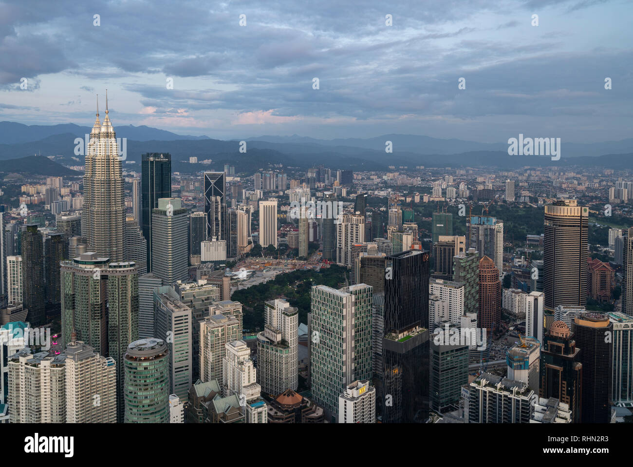 Una vista delle Petronas Twin Towers dal Menara torre di Kuala Lumpur in Malesia Foto Stock