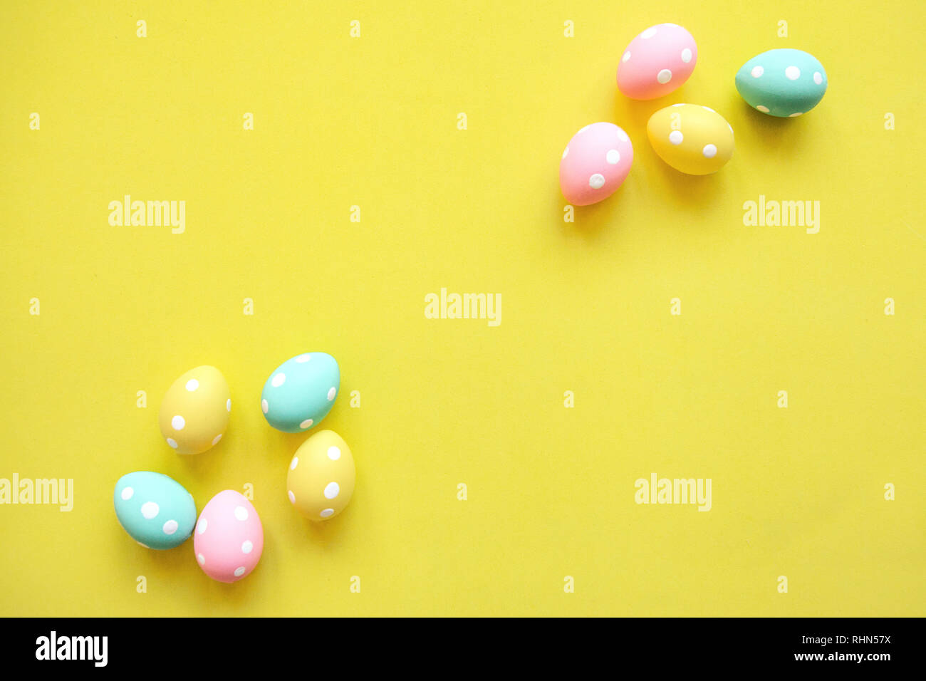 Un sacco di colorate uova di Pasqua su sfondo giallo. Pasqua Festa dello sfondo. Foto Stock