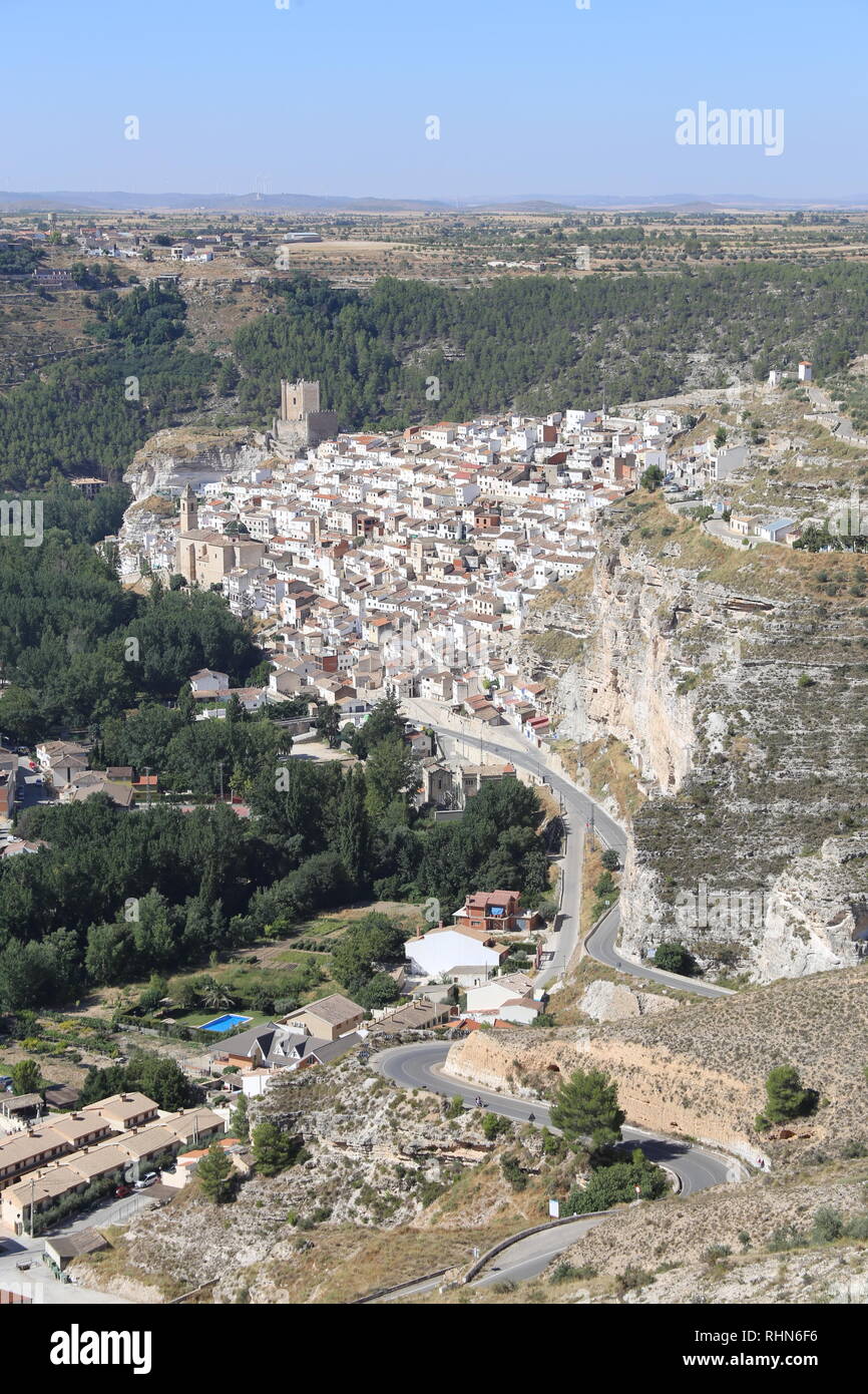 Vista per Alcalá del Júcar dalla strada lontano dal villaggio Foto Stock