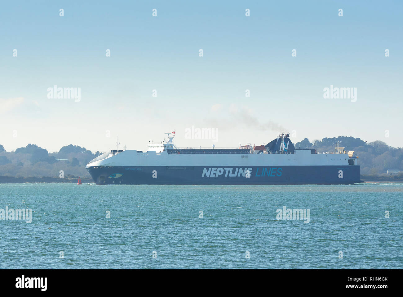 NEPTUNE LINES, Auto nave da trasporto, NETTUNO AEGLI, parte il Porto di Southampton, Regno Unito. Foto Stock