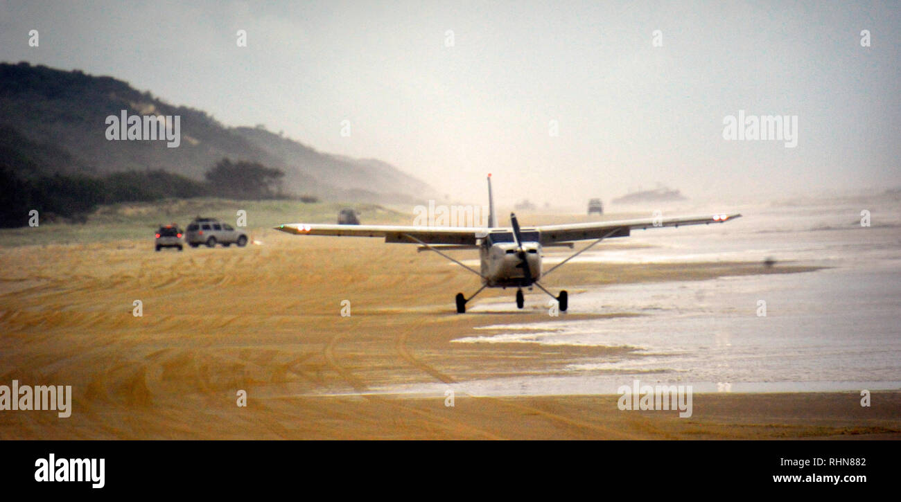 Piano di atterraggio su Fraser Island Beach, off Australia orientale della costa del Queensland. Foto Stock