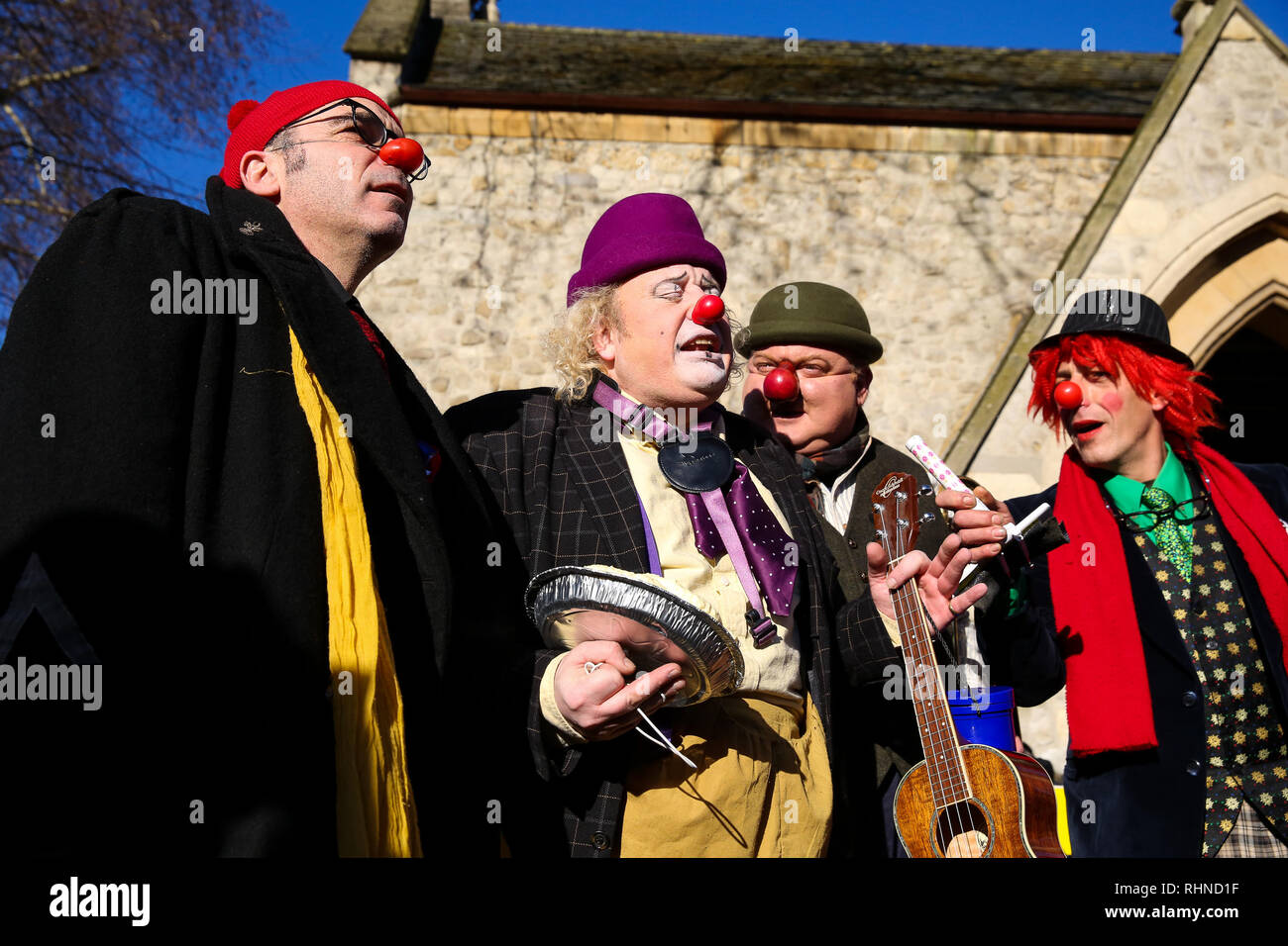 Londra, Regno Unito. 3 Feb 2019 - Clown frequentare la Chiesa Grimaldi servizio alla Chiesa di Tutti i Santi, Dalston, East London in memoria di Giuseppe Grimaldi (1778-1837), un attore inglese, comico e ballerino, che è ampiamente considerato come il "padre" della moderna clowning. Credito: Dinendra Haria/Alamy Live News Foto Stock