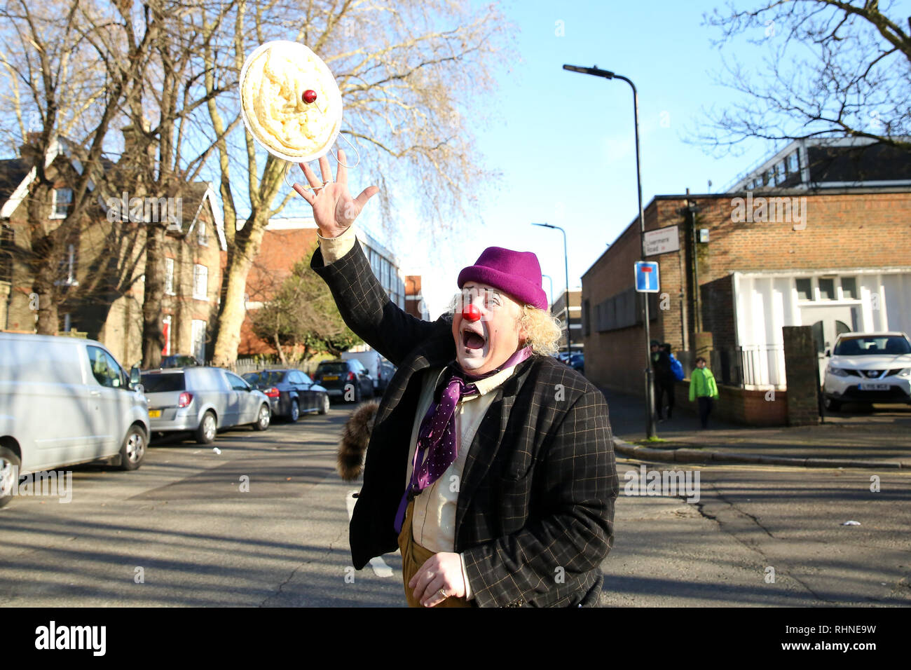 Londra, Regno Unito. 3 febbraio, 2019. Un clown visto che posano per una foto durante l'evento.Clown sono visti al Grimaldi servizio di chiesa in chiesa di Tutti i Santi, Dalston, East London in memoria di Giuseppe Grimaldi (1778-1837), un attore inglese, comico e ballerino, che è ampiamente considerato come il 'Padre'' della moderna clowning. Credito: Dinendra Haria/SOPA Immagini/ZUMA filo/Alamy Live News Foto Stock