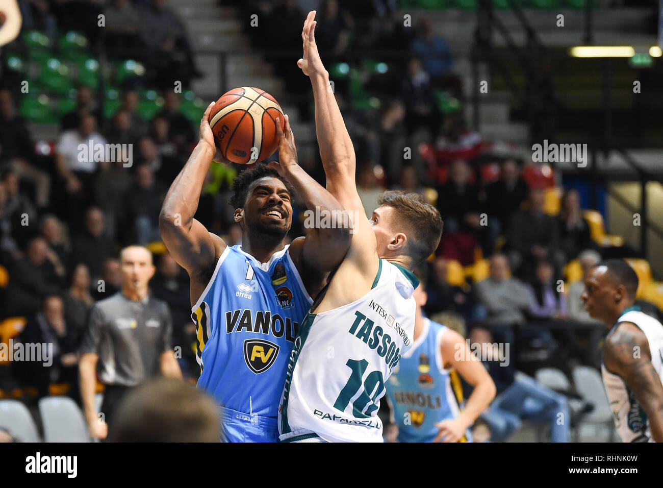 Foto di Claudio Grassi - LaPresse 03 febbraio 2019 Desio, Monza e Brianza (Italia) Sport Basket Serie A CESTELLO Postemobile 2018-2019 Acqua San Bernardo Cantu' - Vanoli Basket Cremona Nella foto: Wesley Saunders (#1 Vanoli Basket Cremona) vs Maurizio Tassone (#10 Acqua San Bernardo Cantu') Foto Stock