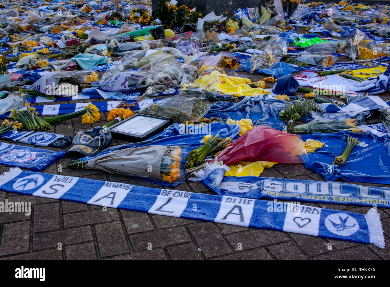 Cardiff, Regno Unito. 03Feb, 2019. I sostenitori di Cardiff City lasciare omaggi per la recente firma del gennaio Emiliano Sala intorno al Fred Keenor statua, la mattina una seconda ricerca privata per le tracce del piano mancante è stato lanciato. Credito: Lewis Mitchell/Alamy Live News Foto Stock