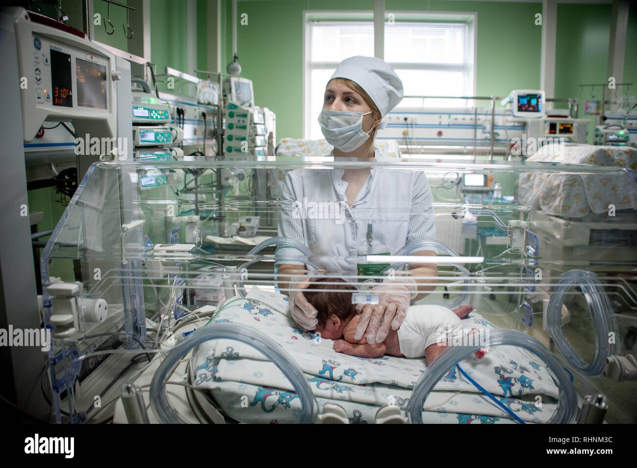 , Tambov Tambov Regione, la Russia. 3 febbraio, 2019. Medico presso la vaschetta con il bambino nel reparto di terapia intensiva e terapia intensiva neonatale centro perinatale della regione di Tambov bambini ospedale clinico. Credito: Demian Stringer/ZUMA filo/Alamy Live News Foto Stock