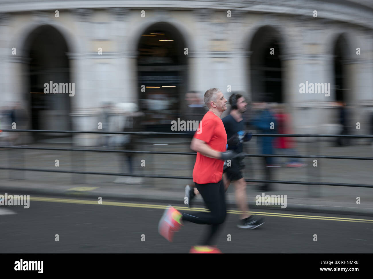 Londra, Regno Unito. 3 febbraio 2019. Alcune delle guide del partecipante e i vincitori della 10K Cancer Research UK London inverno correre sulle strade di Londra, oggi. Credito: Joe Kuis /Alamy Live News Foto Stock