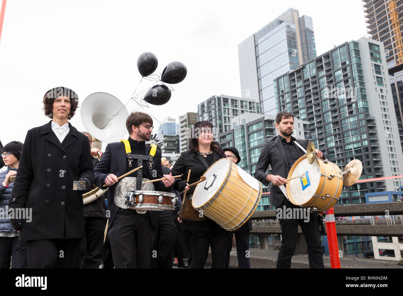 Seattle, Washington, Stati Uniti d'America. 2 febbraio 2019. Orkestar Zirkonium e amici ottone-e-tamburo band, vestito di nero per piangere la perdita del punto di riferimento su strada, conduce una processione lungo la chiusa Alaskan modo viadotto. Circa 70.000 persone hanno partecipato alla Hello Goodbye: Viadotto Arts Festival come parte della grande apertura dello stato dell'arte spanning tunnel a due miglia sotto il centro. Il festival, che ha avuto luogo sulla autostrada sopraelevata, iniziò con un processionale con la musica e spettacoli di artisti regionali e delle organizzazioni. Credito: Paolo Christian Gordon/Alamy Live News Foto Stock