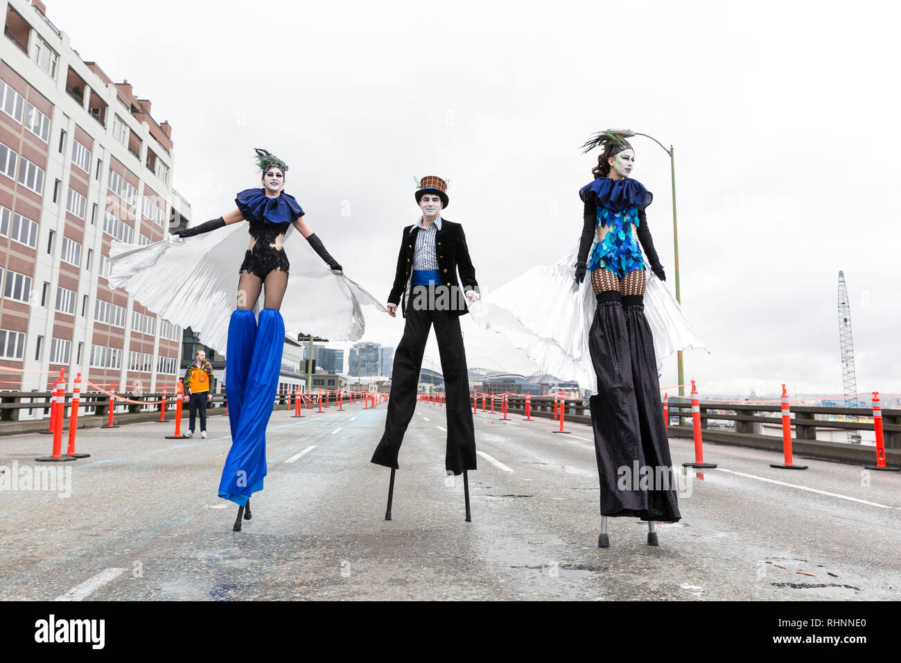Seattle, Washington, Stati Uniti d'America. 2 febbraio 2019. Trampolieri condurre una processione lungo la chiusa Alaskan modo viadotto. Circa 70.000 persone hanno partecipato alla Hello Goodbye: Viadotto Arts Festival come parte della grande apertura dello stato dell'arte spanning tunnel a due miglia sotto il centro. Il festival, che ha avuto luogo sulla autostrada sopraelevata, iniziò con un processionale con la musica e spettacoli di artisti regionali e delle organizzazioni. Credito: Paolo Christian Gordon/Alamy Live News Foto Stock