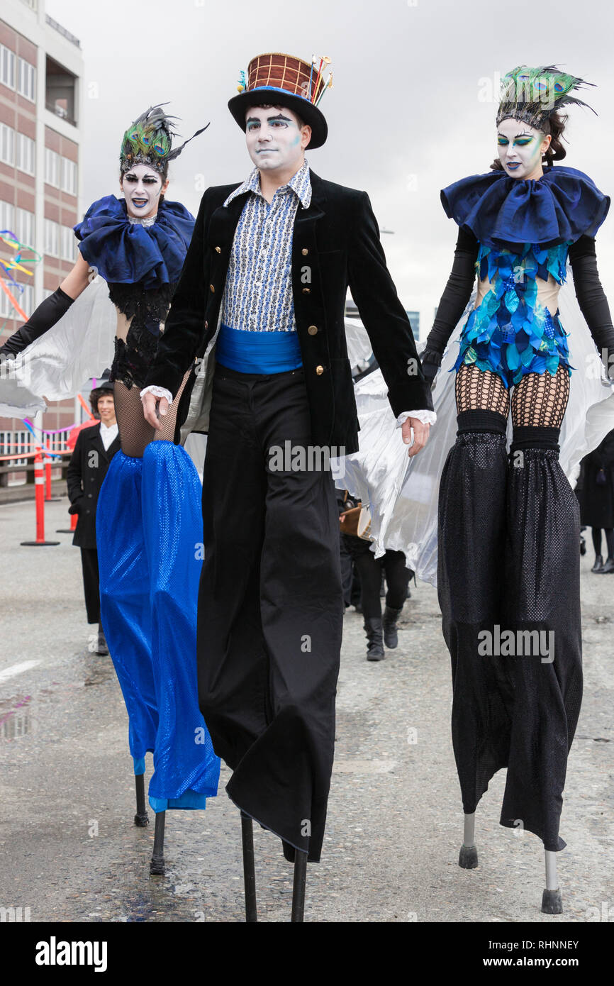 Seattle, Washington, Stati Uniti d'America. 2 febbraio 2019. Trampolieri condurre una processione lungo la chiusa Alaskan modo viadotto. Circa 70.000 persone hanno partecipato alla Hello Goodbye: Viadotto Arts Festival come parte della grande apertura dello stato dell'arte spanning tunnel a due miglia sotto il centro. Il festival, che ha avuto luogo sulla autostrada sopraelevata, iniziò con un processionale con la musica e spettacoli di artisti regionali e delle organizzazioni. Credito: Paolo Christian Gordon/Alamy Live News Foto Stock