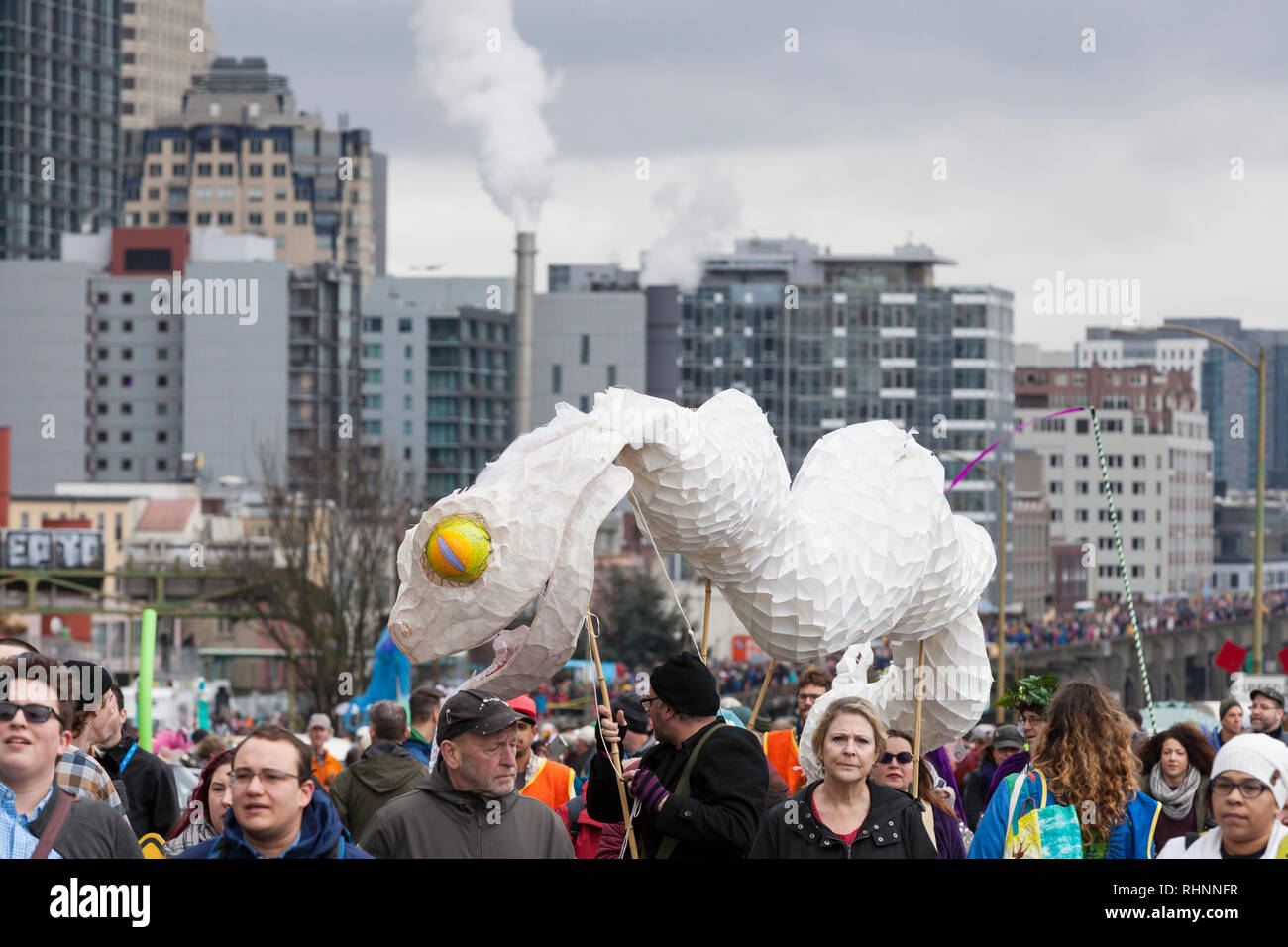 Seattle, Washington, Stati Uniti d'America. 2 febbraio 2019. Gli artisti interpreti o esecutori a piedi con un grande serpente burattino in una processione lungo la chiusa Alaskan modo viadotto. Circa 70.000 persone hanno partecipato alla Hello Goodbye: Viadotto Arts Festival come parte della grande apertura dello stato dell'arte spanning tunnel a due miglia sotto il centro. Il festival, che ha avuto luogo sulla autostrada sopraelevata, iniziò con un processionale con la musica e spettacoli di artisti regionali e delle organizzazioni. Credito: Paolo Christian Gordon/Alamy Live News Foto Stock