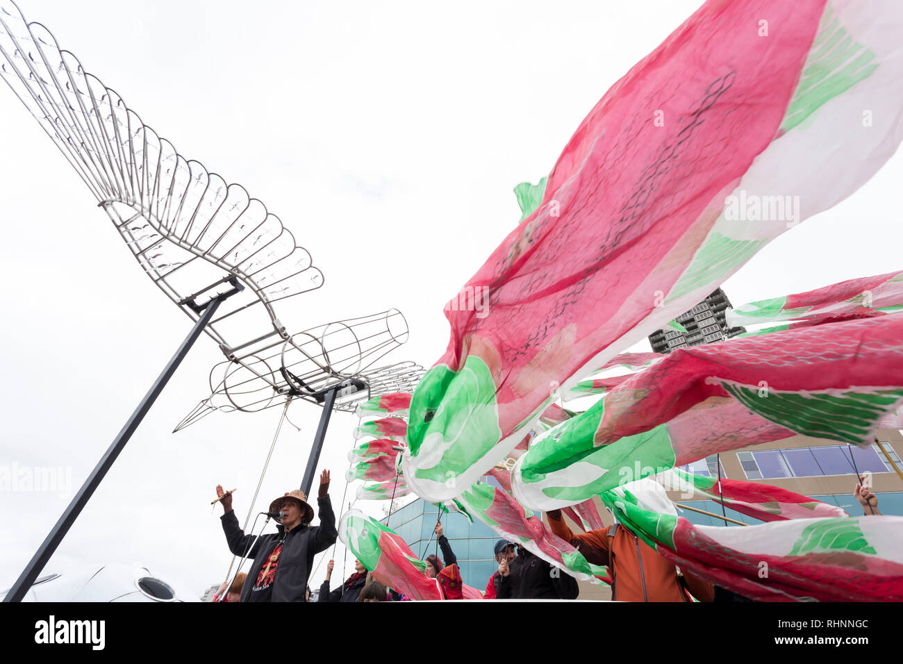 Seattle, Washington, Stati Uniti d'America. 2 febbraio 2019. Circondato da Akira Ohiso nativo di pesce windsocks lungo la chiusa Alaskan modo viadotto, un elemento tribale dice una benedizione per il popolo di Duwamish. Circa 70.000 persone hanno partecipato alla Hello Goodbye: Viadotto Arts Festival come parte della grande apertura dello stato dell'arte spanning tunnel a due miglia sotto il centro. Il festival, che ha avuto luogo sulla autostrada sopraelevata, iniziò con un processionale con la musica e spettacoli di artisti regionali e delle organizzazioni. Credito: Paolo Christian Gordon/Alamy Live News Foto Stock
