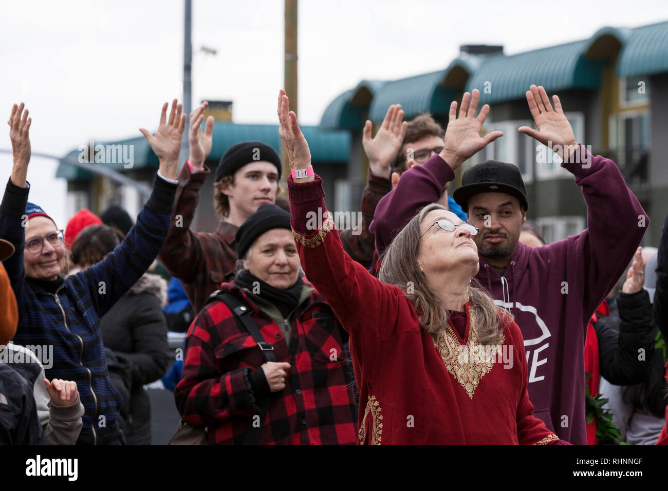 Seattle, Washington, Stati Uniti d'America. 2 febbraio 2019. Visitatori alzare le loro armi in proposito durante una benedizione per il popolo di Duwamish lungo la chiusa Alaskan modo viadotto. Circa 70.000 persone hanno partecipato alla Hello Goodbye: Viadotto Arts Festival come parte della grande apertura dello stato dell'arte spanning tunnel a due miglia sotto il centro. Il festival, che ha avuto luogo sulla autostrada sopraelevata, iniziò con un processionale con la musica e spettacoli di artisti regionali e delle organizzazioni. Credito: Paolo Christian Gordon/Alamy Live News Foto Stock