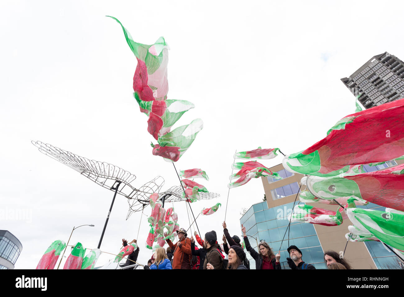 Seattle, Washington, Stati Uniti d'America. 2 febbraio 2019. Circondato da Akira Ohiso nativo di pesce windsocks lungo la chiusa Alaskan modo viadotto, un elemento tribale dice una benedizione per il popolo di Duwamish. Circa 70.000 persone hanno partecipato alla Hello Goodbye: Viadotto Arts Festival come parte della grande apertura dello stato dell'arte spanning tunnel a due miglia sotto il centro. Il festival, che ha avuto luogo sulla autostrada sopraelevata, iniziò con un processionale con la musica e spettacoli di artisti regionali e delle organizzazioni. Credito: Paolo Christian Gordon/Alamy Live News Foto Stock