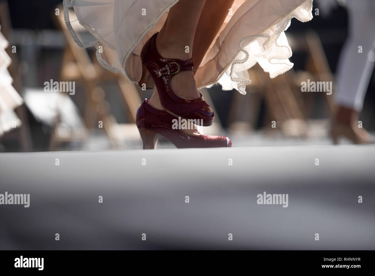 Scarpe di Flamenco visto durante la mostra in festa. Ogni anno migliaia di persone a Granada Vieni a festeggiare nel quartiere di Sacromonte il pellegrinaggio di San Cecilio. Qui si distribuiscono il pane con sale e olio chiamato 'salaillas' e fagioli mentre le persone godono di un ballo flamenco show. Foto Stock