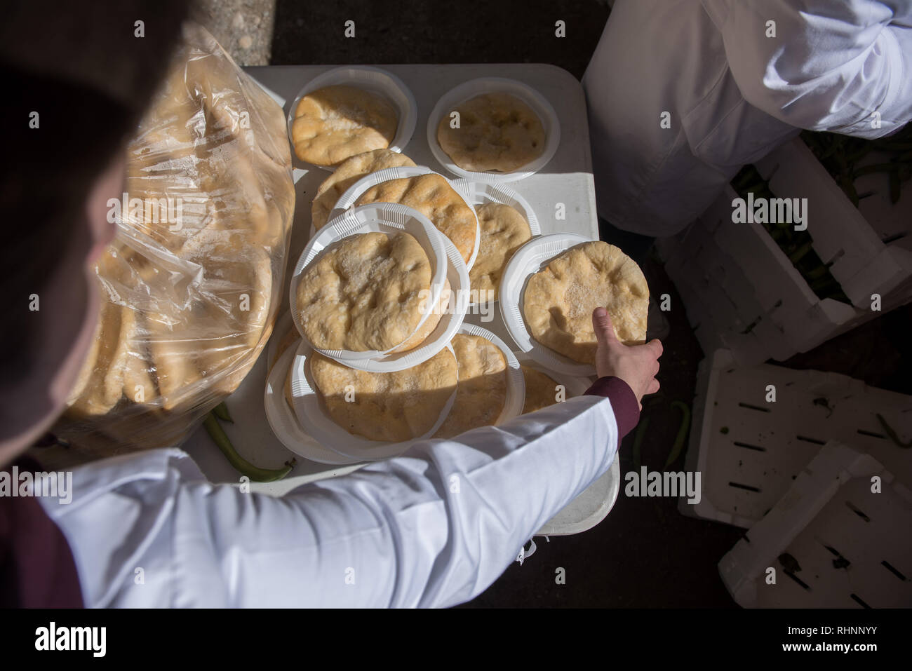 Pezzi di pane chiamato ìsalaillasî per essere servito al popolo sono visti durante la festa. Ogni anno migliaia di persone a Granada Vieni a festeggiare nel quartiere di Sacromonte il pellegrinaggio di San Cecilio. Qui si distribuiscono il pane con sale e olio chiamato 'salaillas' e fagioli mentre le persone godono di un ballo flamenco show. Foto Stock