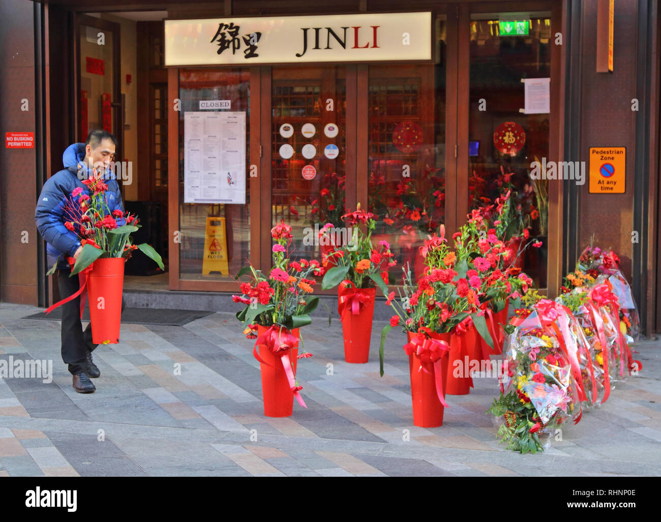 Londra, Regno Unito. 3 febbraio, 2019. Un uomo visto mettendo i fiori al di fuori del suo negozio. Londra Chinatown è pronto per il Capodanno cinese, l'anno del maiale, la nuova lanterne cinesi sono in posizione, le decorazioni sono finito per il nuovo anno cinese, che inizia ufficialmente il 5 febbraio. Credito: Keith Mayhew/SOPA Immagini/ZUMA filo/Alamy Live News Foto Stock