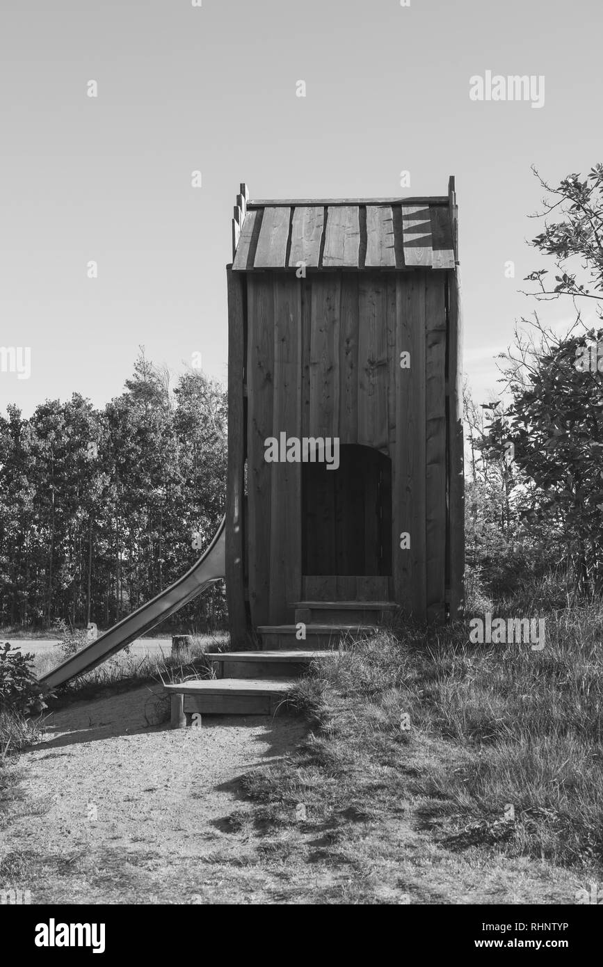 Foresta parco giochi con capanna in legno e scorrere in Skagen, Danimarca. Foto Stock