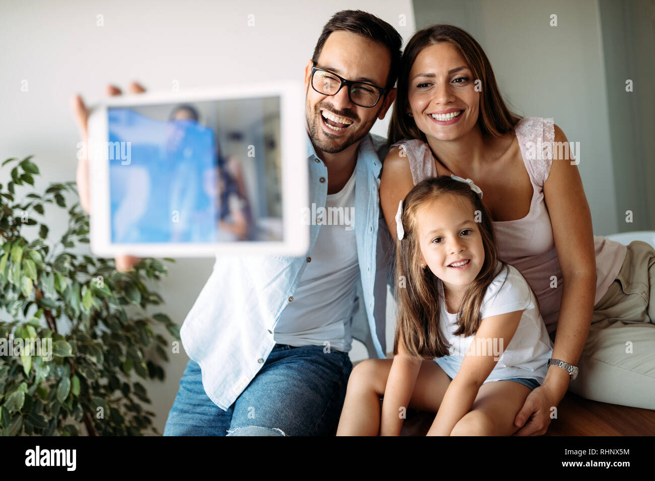 La famiglia felice avente tempo di divertimento a casa Foto Stock