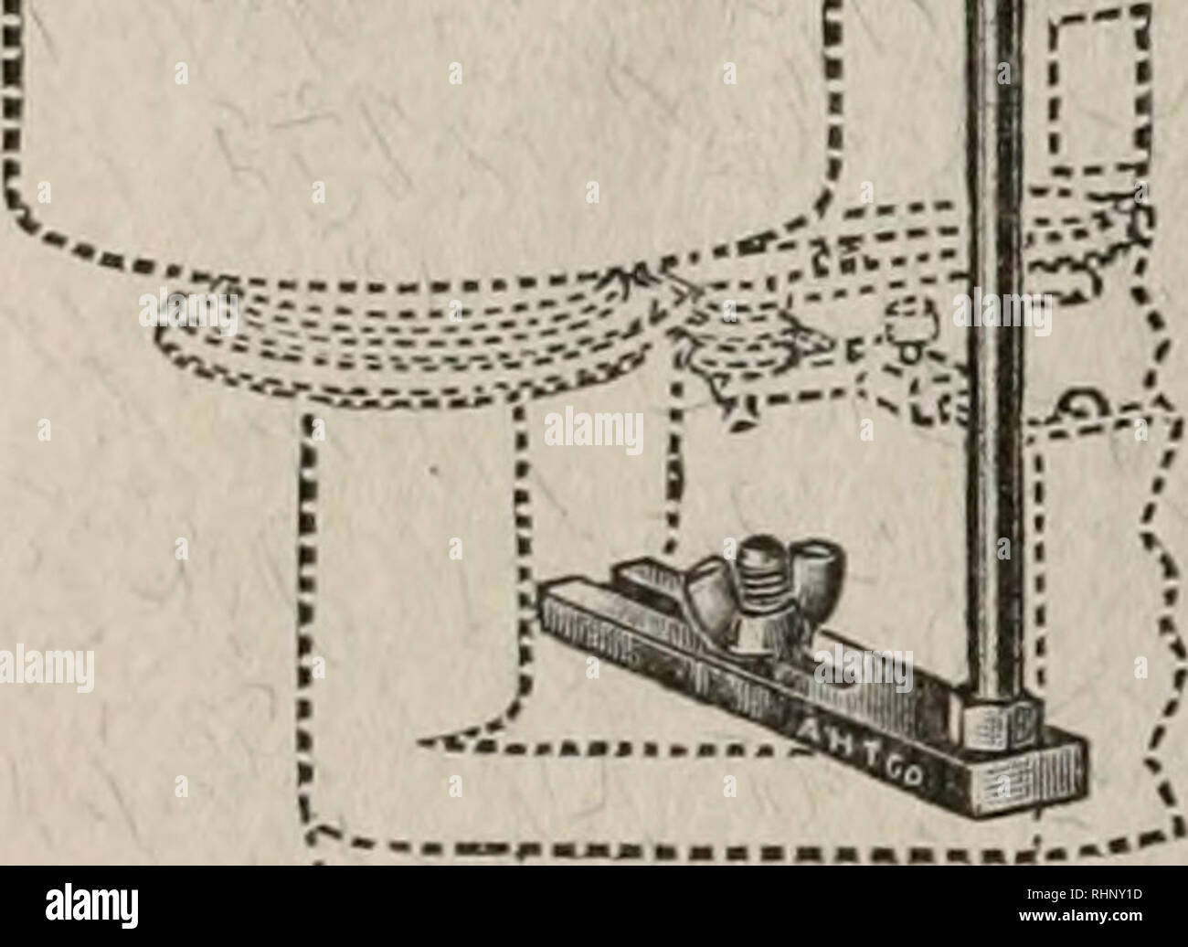 . Il bollettino biologico. Biologia; Zoologia; biologia; biologia marina. A.H.T.CO. Descrizione Miller, piccolo modello KYMOGRAPH la molla azionata a motore B • Tamburi sono altezza di 10 pollici x 6 pollici di diametro • Velocità regolabile da 0,32 mm al secondo per 40 mm al secondo • funziona a bassa velocità per 10 ore e ad alta velocità per 6 minuti senza il riavvolgimento S014-A.. 8015-A. KYMOGRAPH, Miller, modello piccolo. Tamburi sono 10 pollici alto, realizzato in ottone con tubi in alluminio pressofuso termina, supportato su acciaio lucido alberi, J^ pollici di diametro, che ruotano nella sfera le piste del cuscinetto montato in pesante gettato le basi e ca Foto Stock