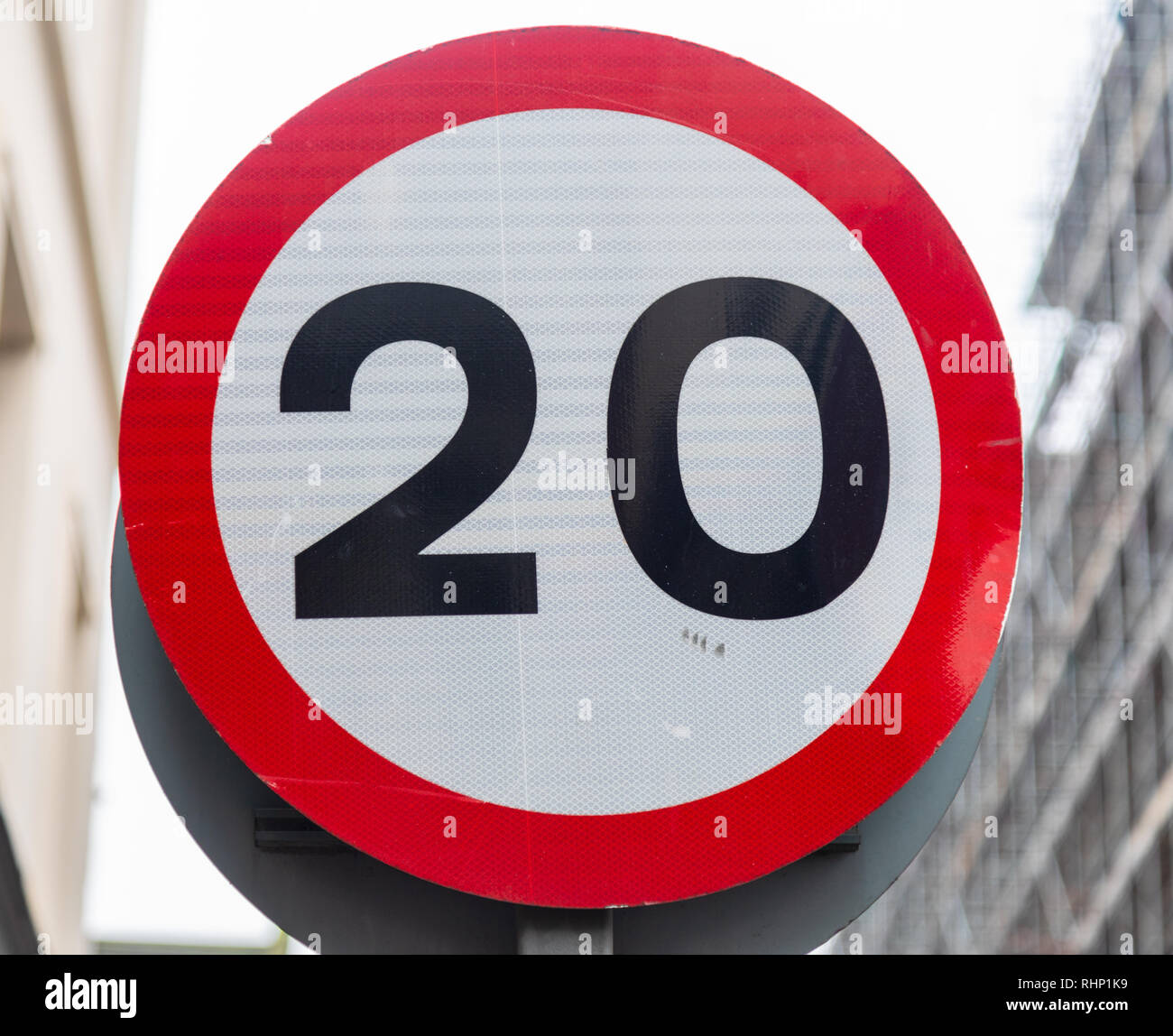 Circolare di 20 mph segnale di limite di velocità con un bordo rosso nel centro di Liverpool Gennaio 2019 Foto Stock