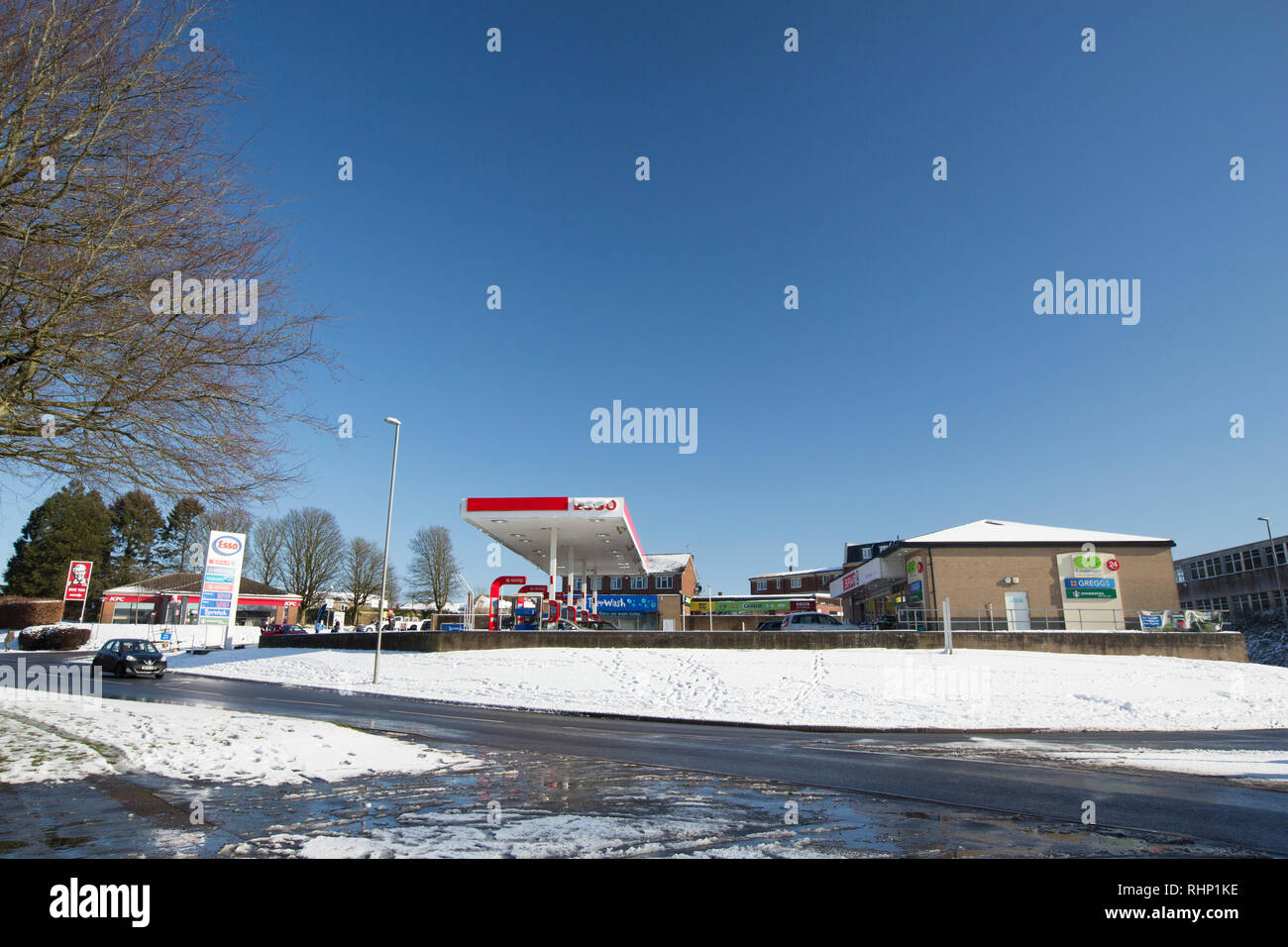 Un garage esso in corrispondenza di una rotatoria avvicinando Shaftesbury durante la presenza di neve e ghiaccio meteo. 2.2.2019. Shaftesbury Nord Inghilterra Dorset Regno Unito GB Foto Stock