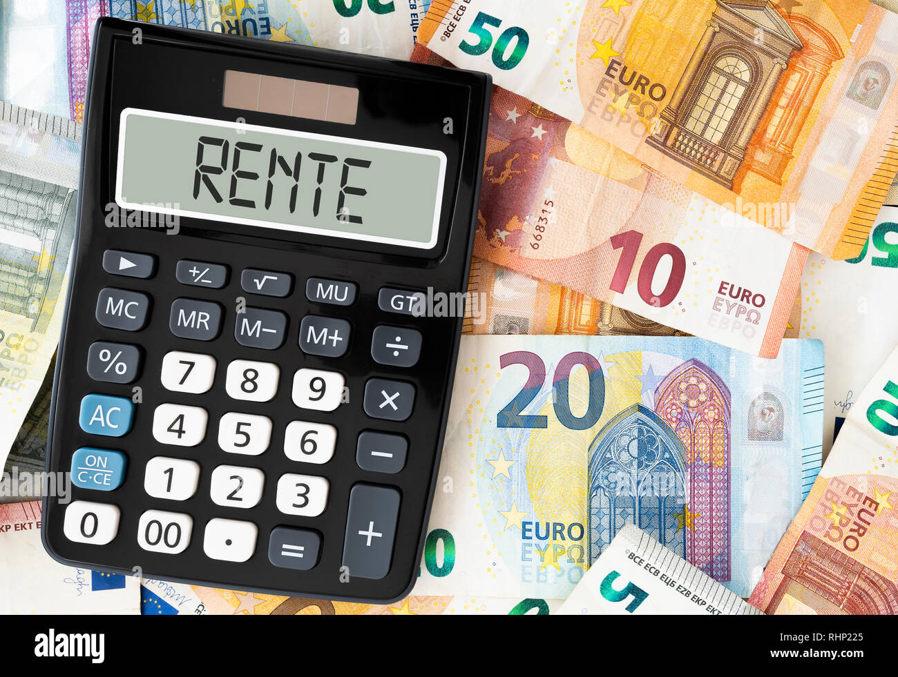 Parola tedesca RENTE (pensione) sul display della calcolatrice tascabile contro la carta moneta Foto Stock